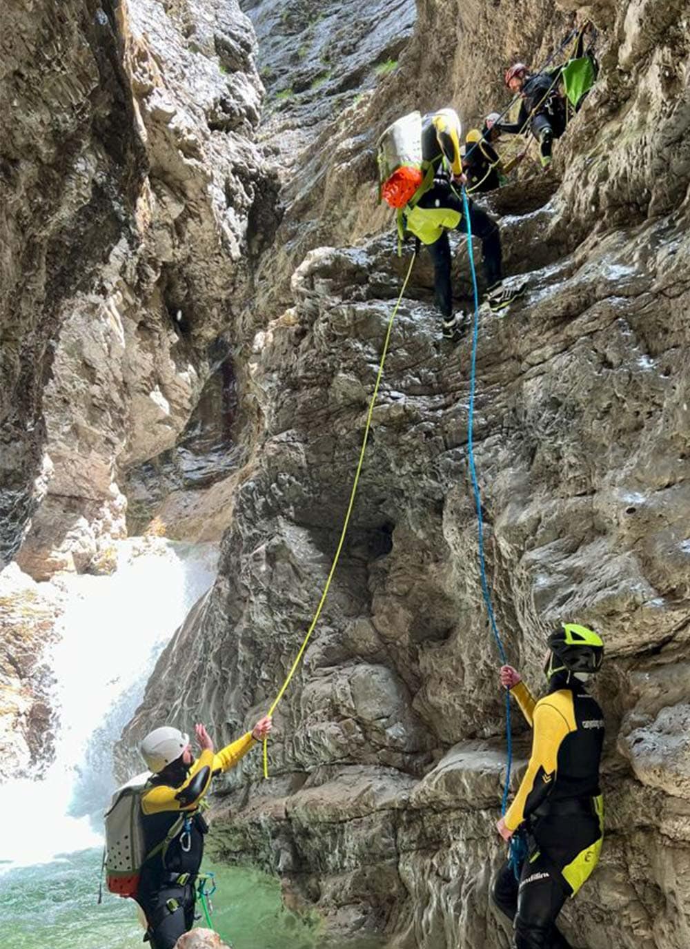 Gemeinsames Abseilen beim Canyoning